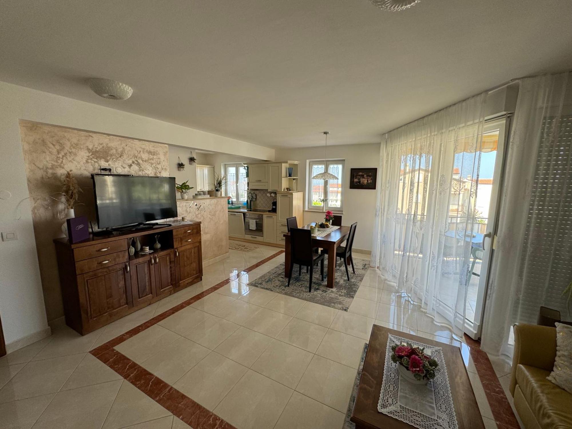 Sunny Maj Apartment *